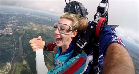 how many people die skydiving|how many people die every second.